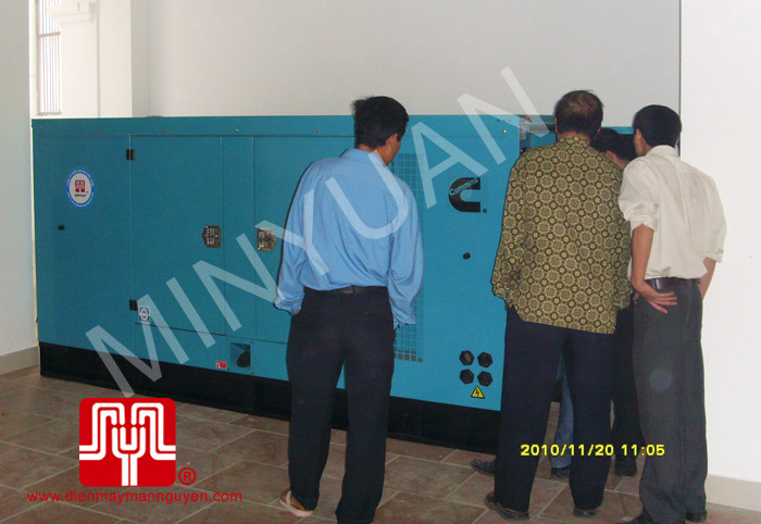 Ngân hàng tại Hà Nội kiểm tra máy phát điện ngày 20.11.2010